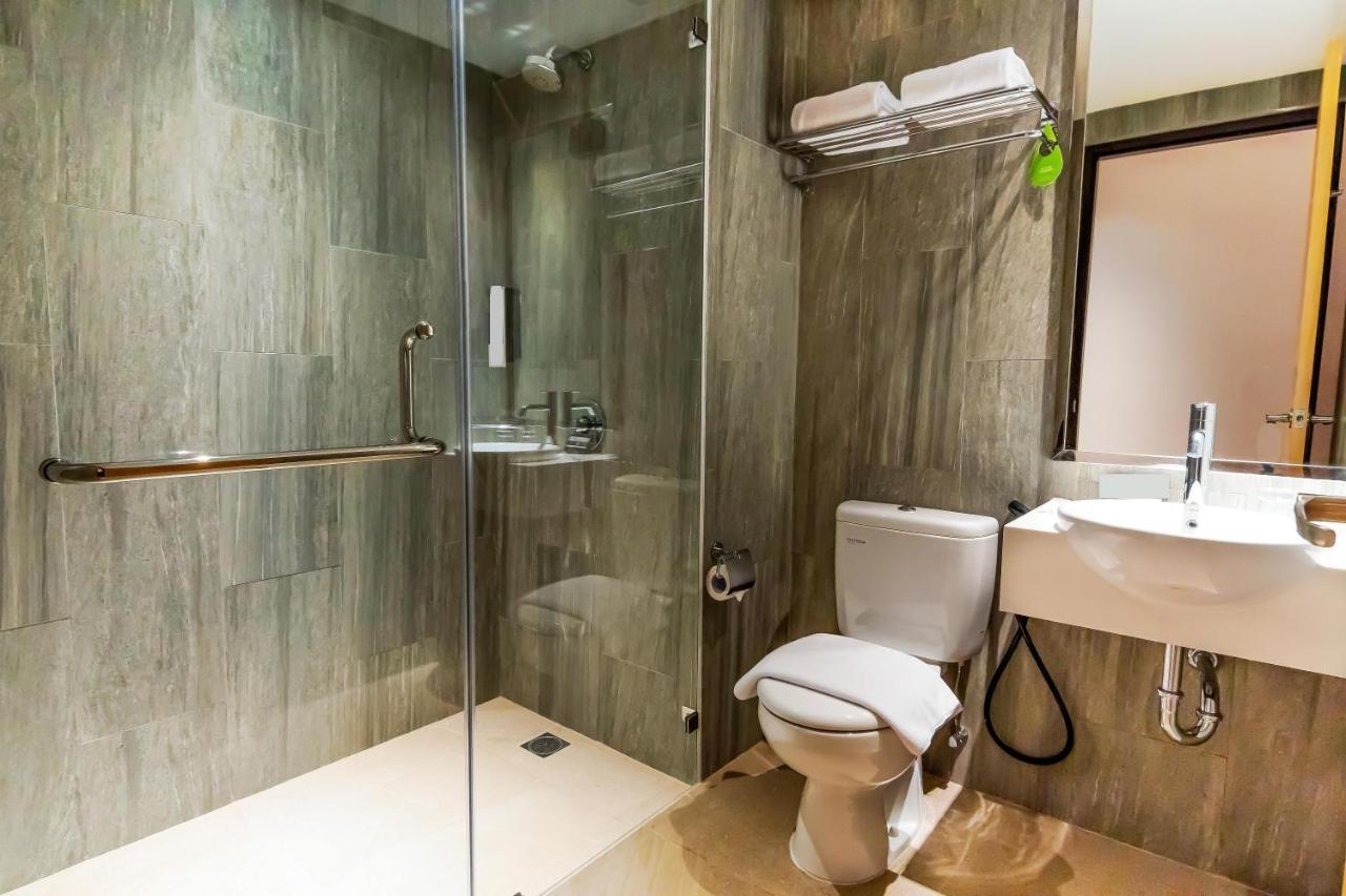 Fox Hotel Jaya Pura Eksteriør bilde
