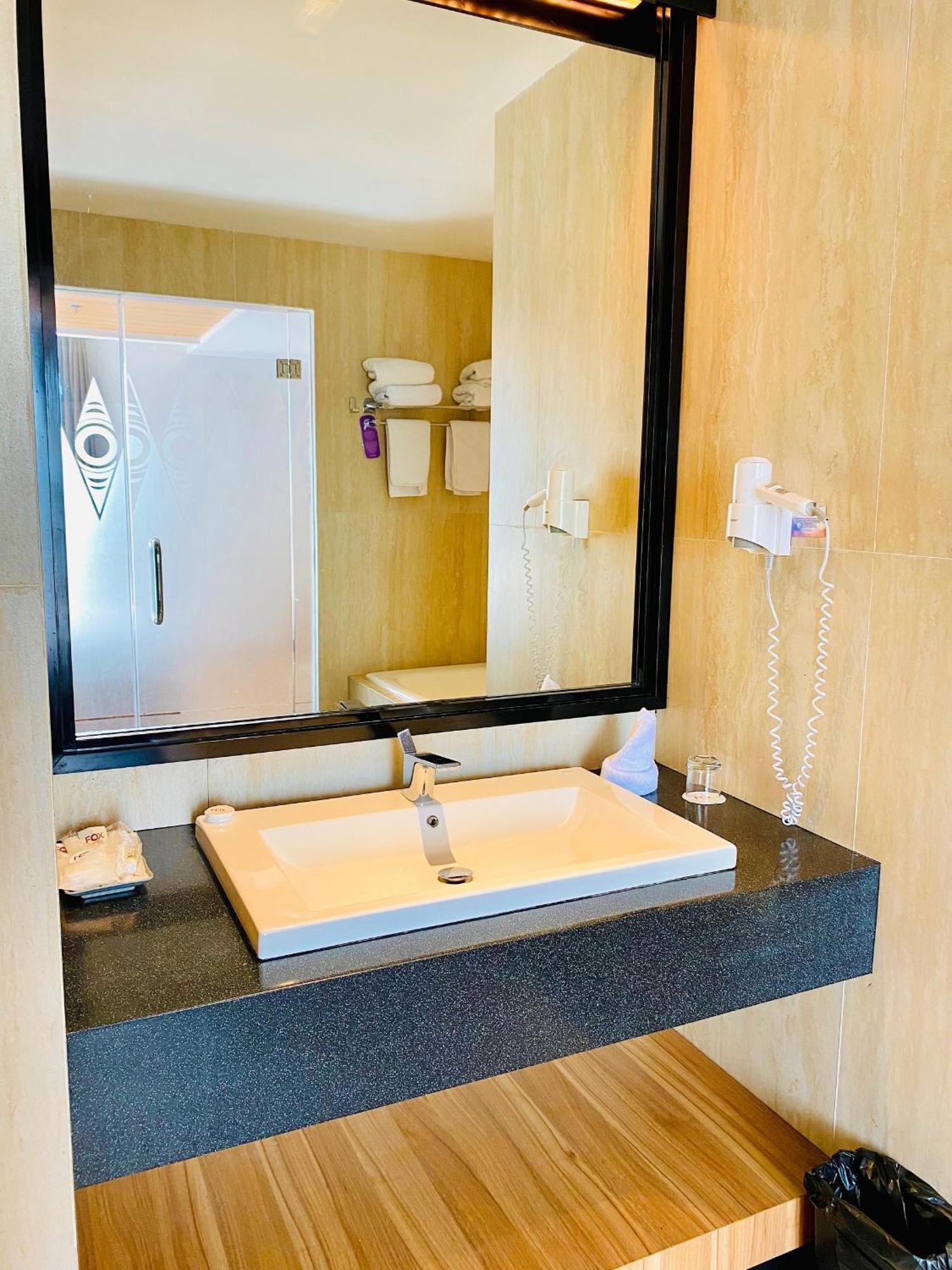 Fox Hotel Jaya Pura Eksteriør bilde
